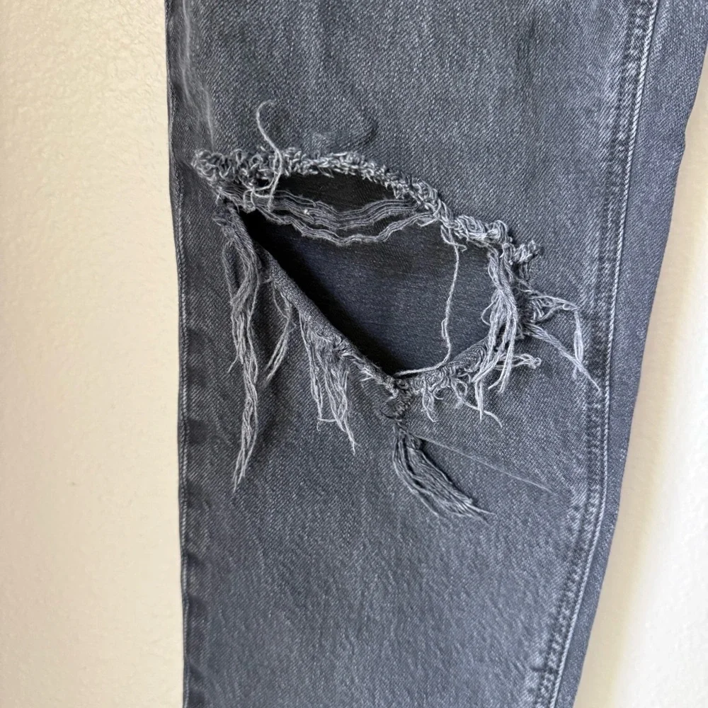 American Eagle 🦅 Strigid black distressed straight leg jeans size 4